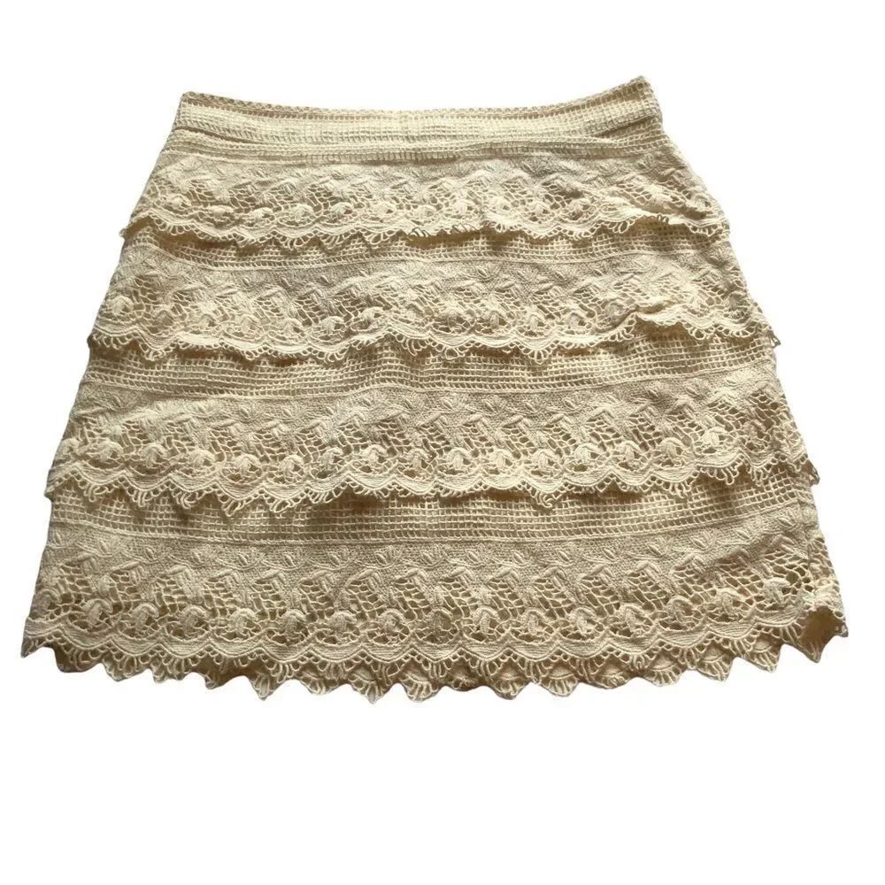 American Eagle Outfitters short skirt cream lace back zip, lined size 00